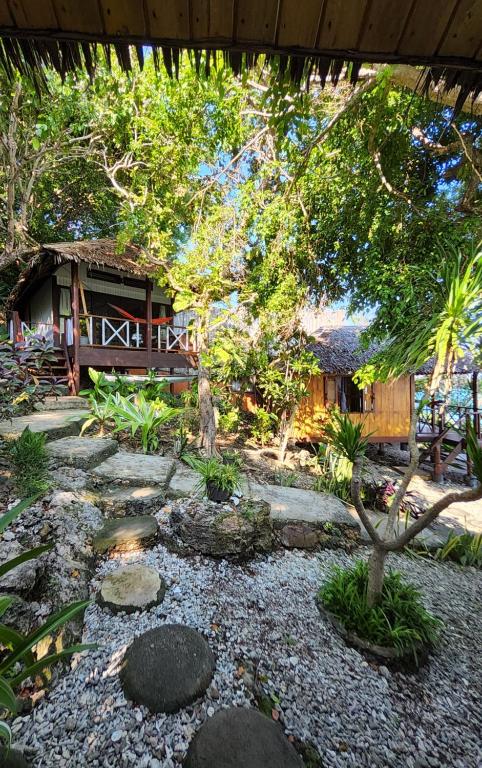 Nini's Beach Bungalows