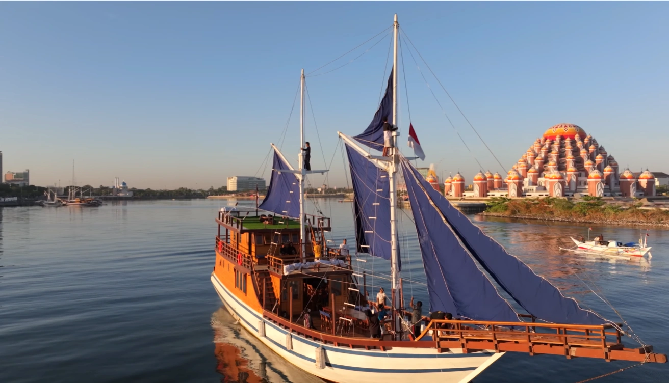 Makassar Heritage & Sunset Cruise: City Tour & Ocean Sunset