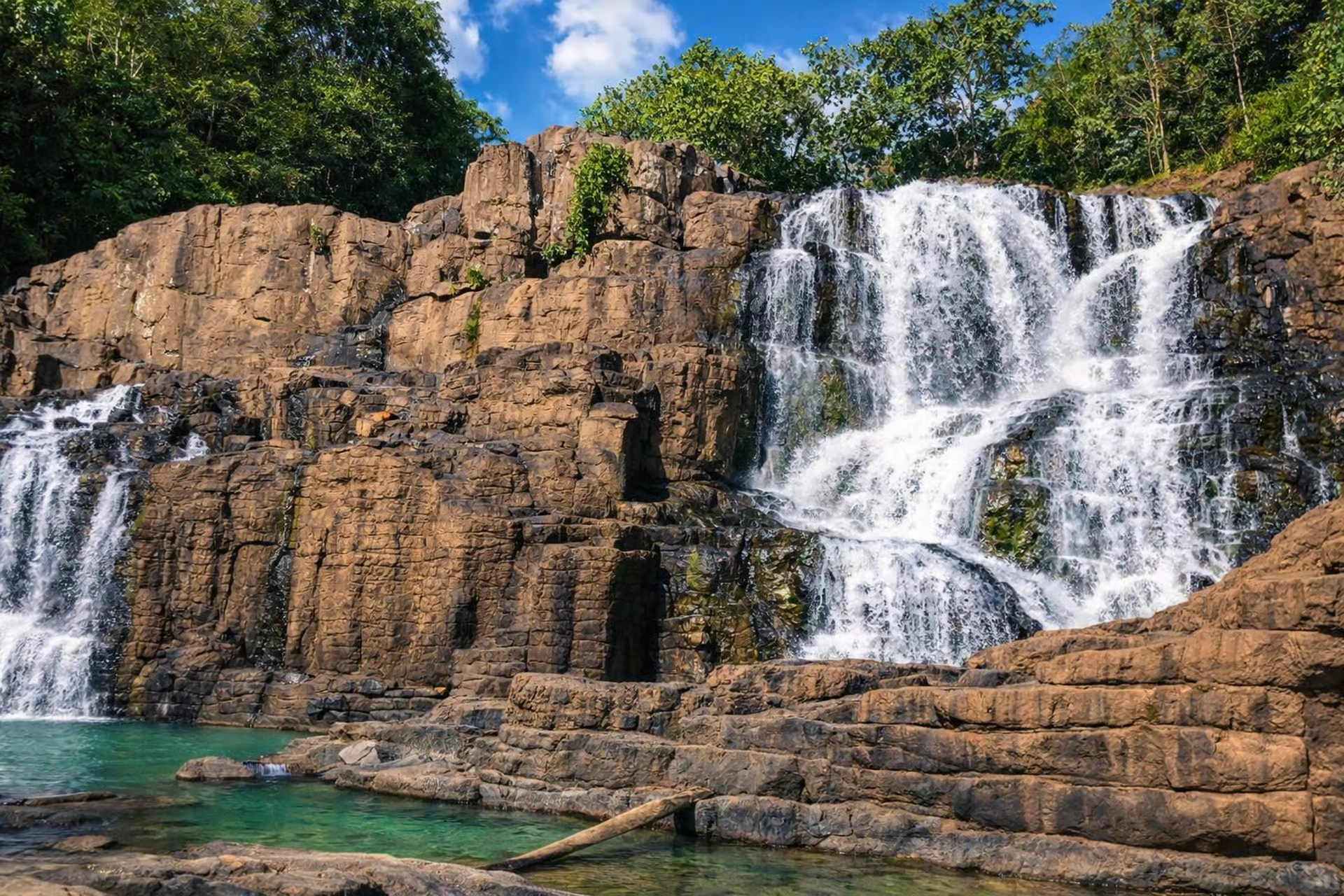 Air Terjun Tersembunyi & Pengalaman Makanan Lokal yang Autentik