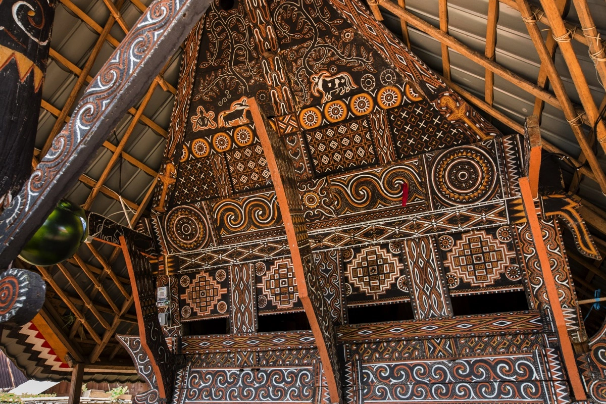 14-Day Grand South & West Sulawesi Cultural Grand Overland Expedition: ourney across South and West Sulawesi from highlands to white-sand capes, exploring indigenous tribes, sacred funeral architecture, floating lake villages, and Phinisi boat builders.