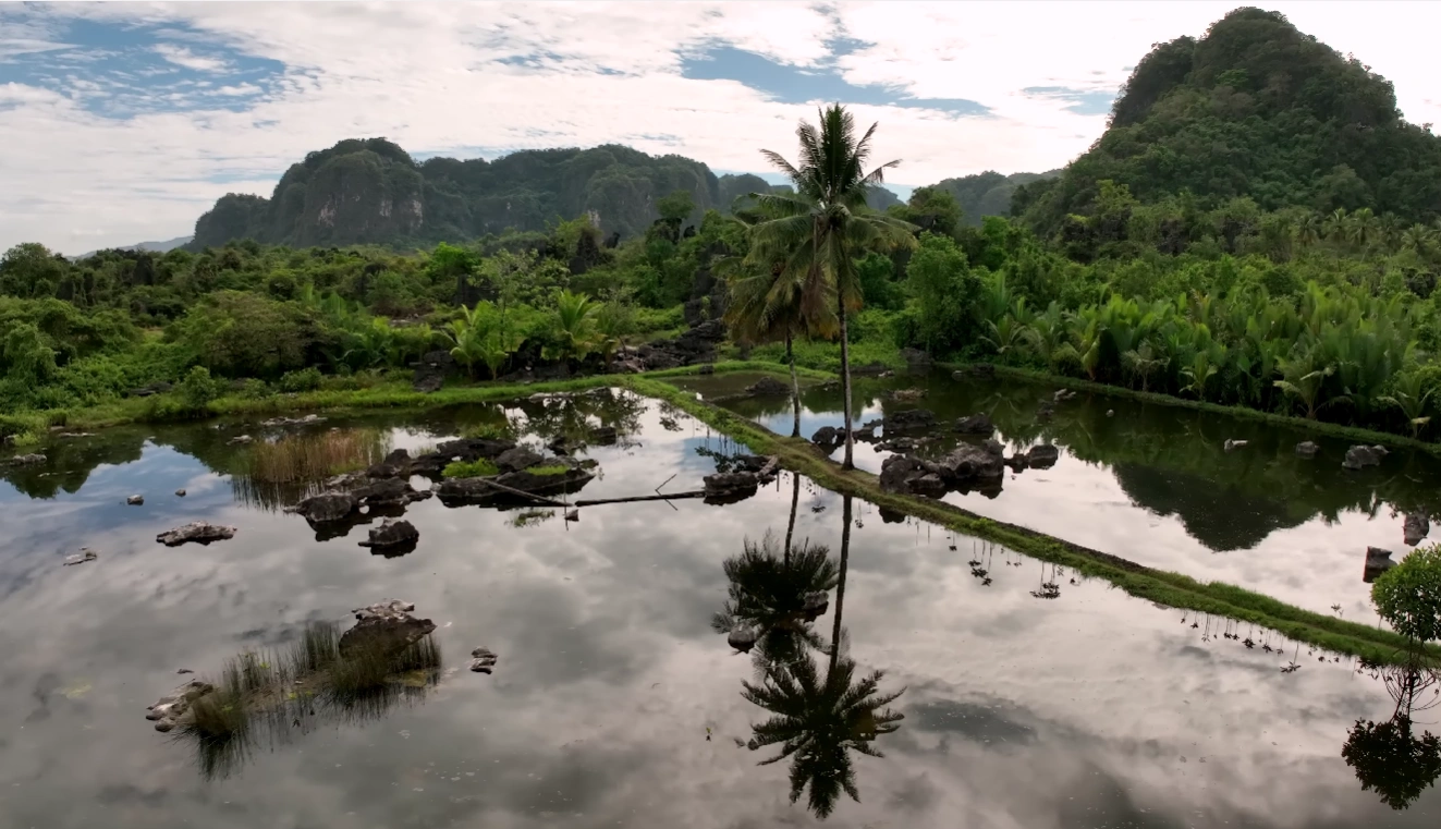 Desa Karst Rammang-Rammang: Wisata Perahu Kayu & Gua Kuno
