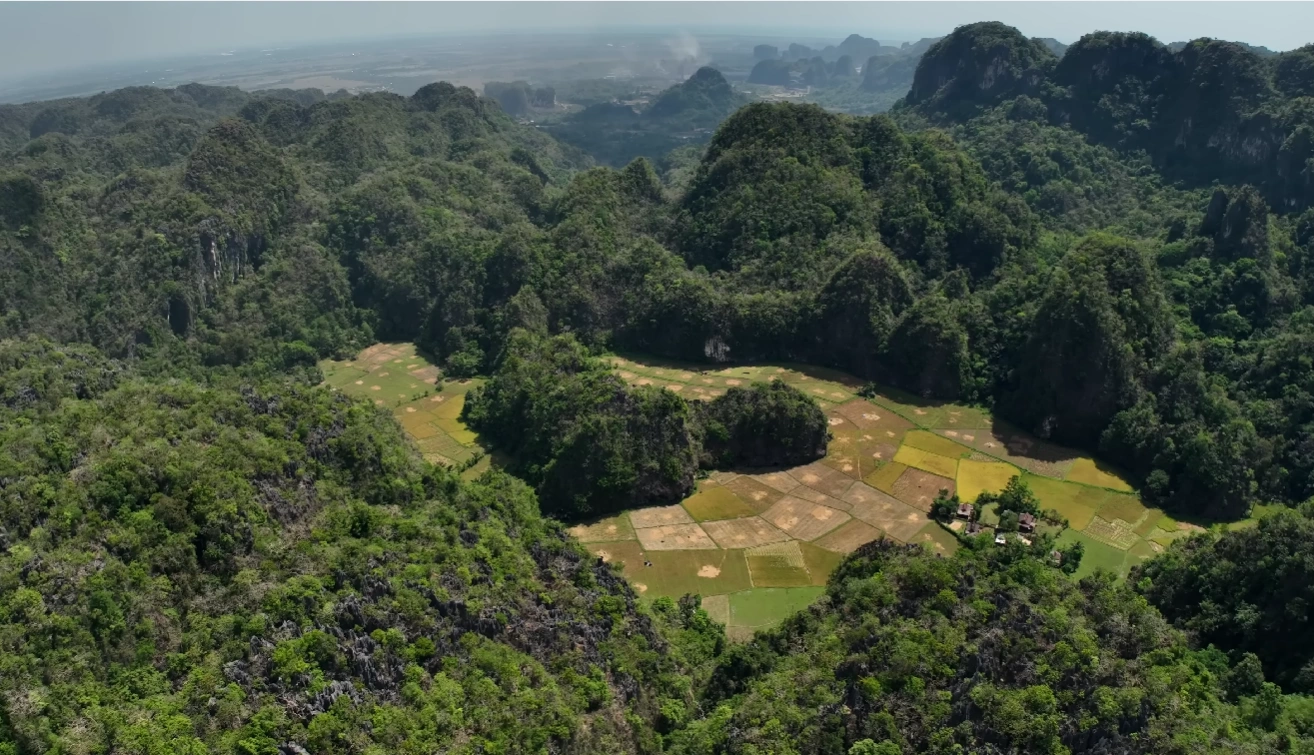 Desa Karst Rammang-Rammang: Wisata Perahu Kayu & Gua Kuno