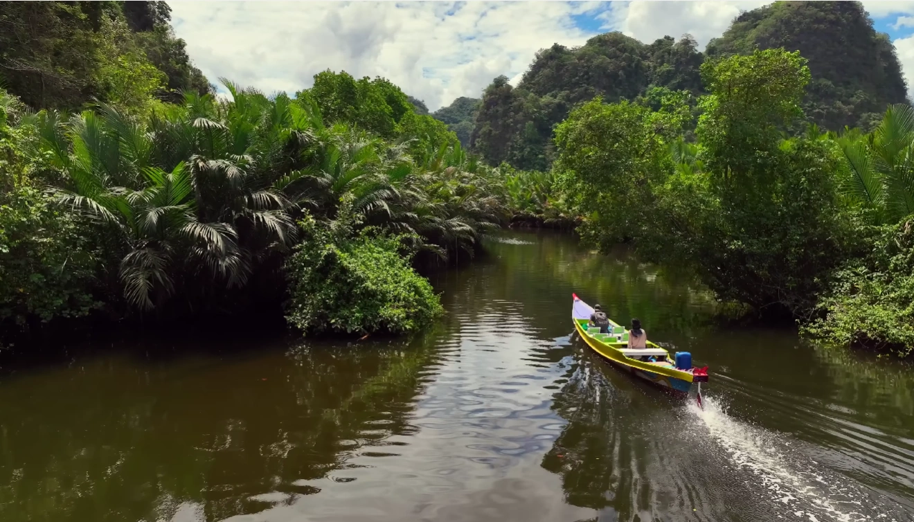 Desa Karst Rammang-Rammang: Wisata Perahu Kayu & Gua Kuno