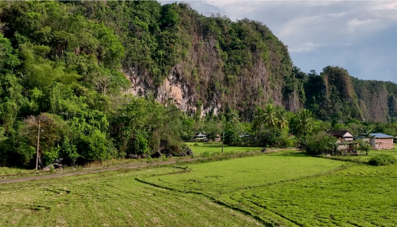 Desa Karst Rammang-Rammang: Wisata Perahu Kayu & Gua Kuno