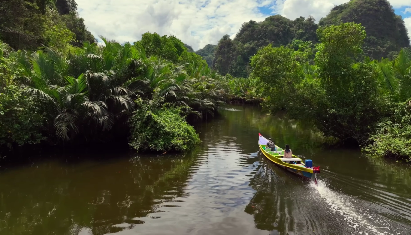 Desa Karst Rammang-Rammang: Wisata Perahu Kayu & Gua Kuno