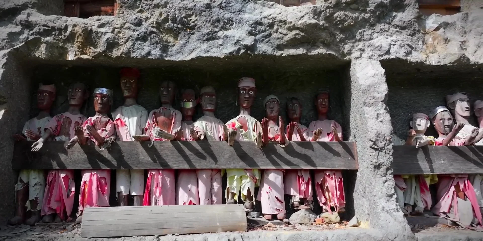 Warisan Suci Toraja: Upacara Pemakaman & Makam di Tepi Tebing