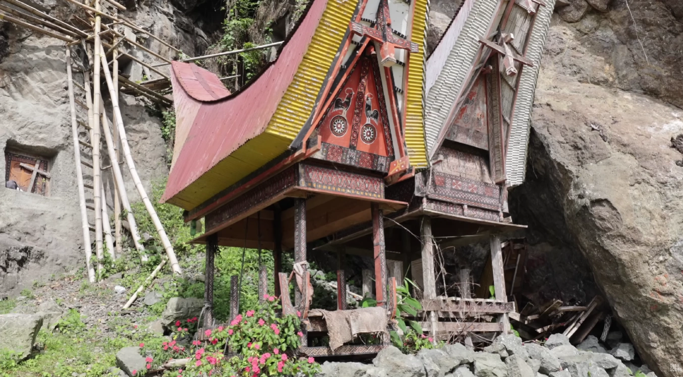 Warisan Suci Toraja: Upacara Pemakaman & Makam di Tepi Tebing