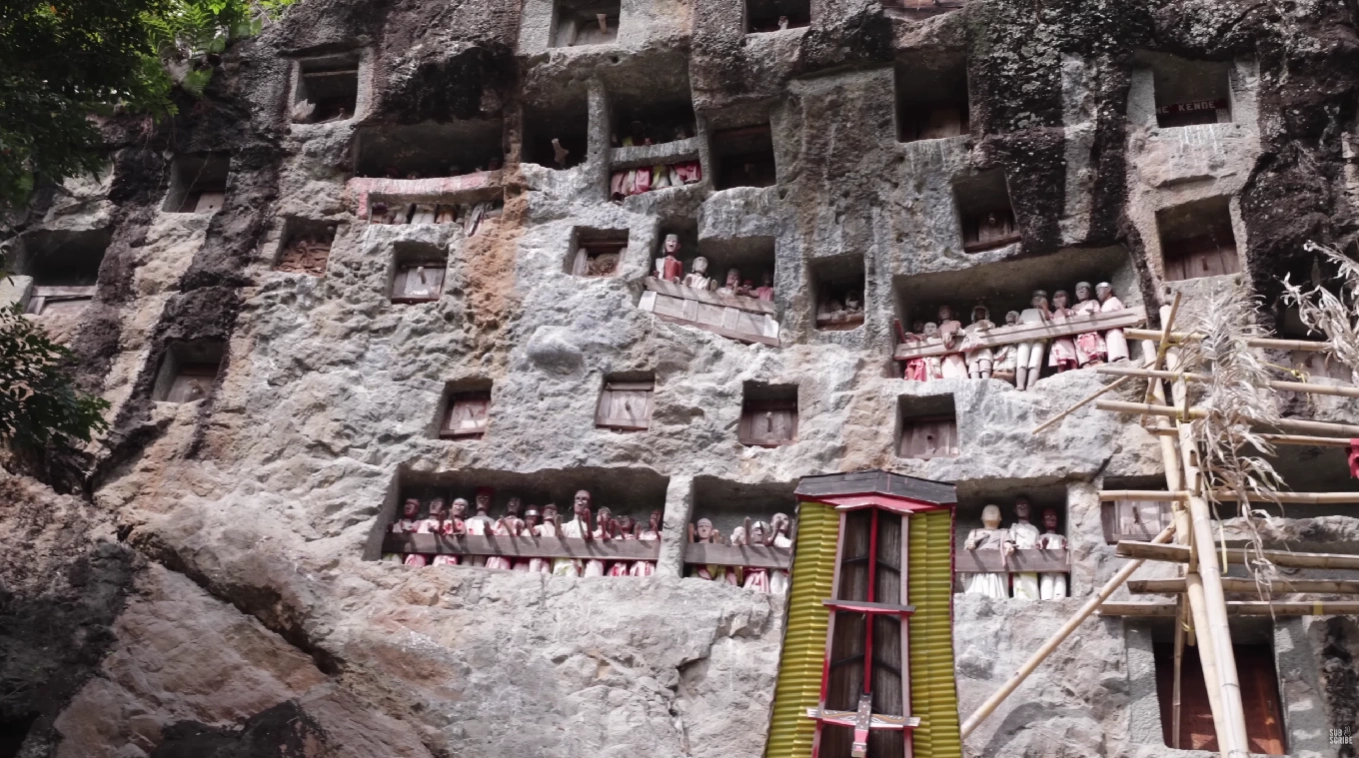 Warisan Suci Toraja: Upacara Pemakaman & Makam di Tepi Tebing