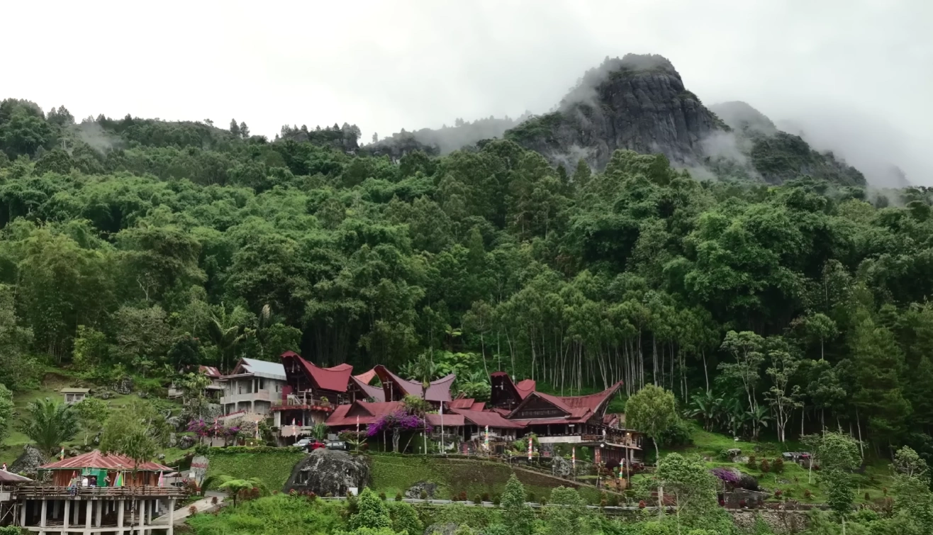 Warisan Suci Toraja: Upacara Pemakaman & Makam di Tepi Tebing