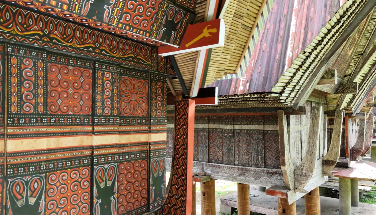 Warisan Suci Toraja: Upacara Pemakaman & Makam di Tepi Tebing