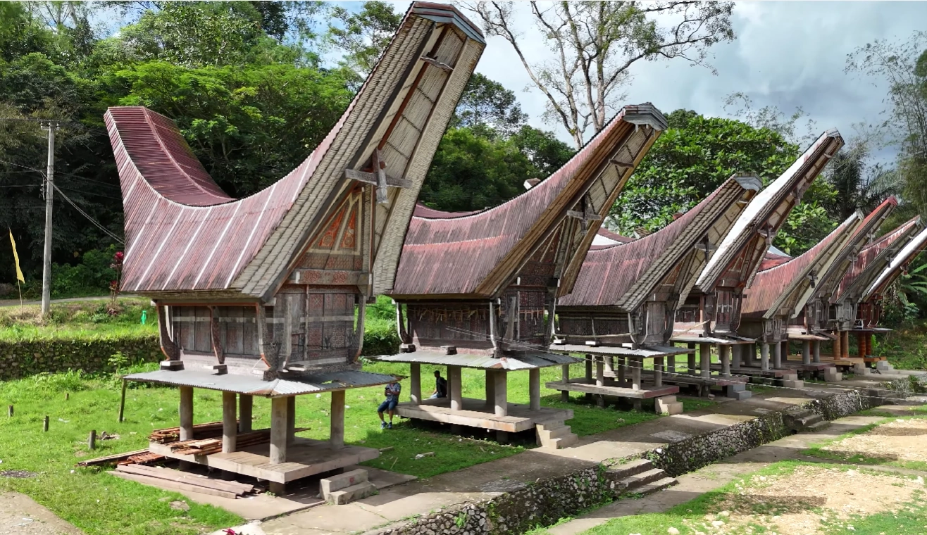 Warisan Suci Toraja: Upacara Pemakaman & Makam di Tepi Tebing