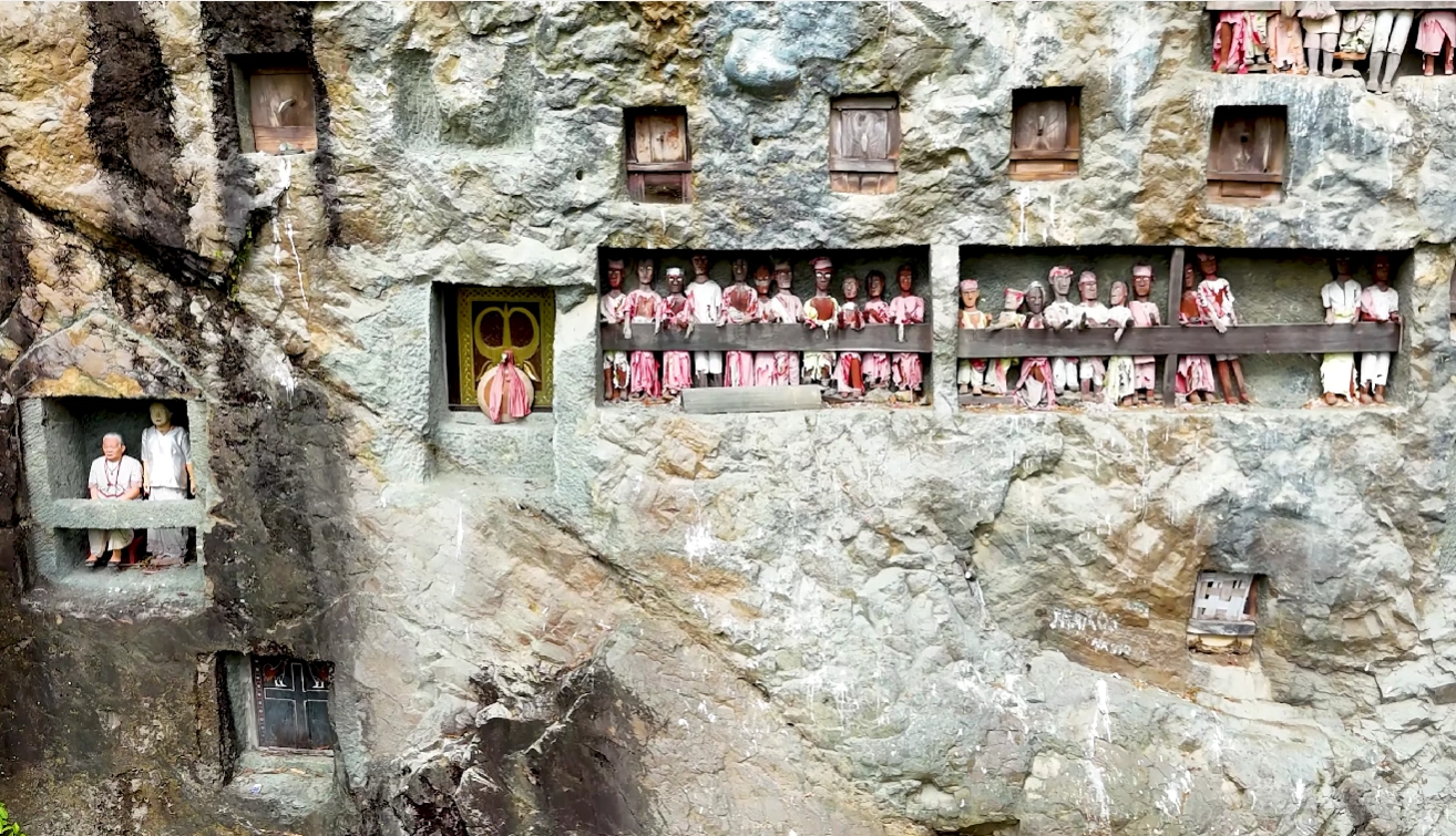Warisan Suci Toraja: Upacara Pemakaman & Makam di Tepi Tebing