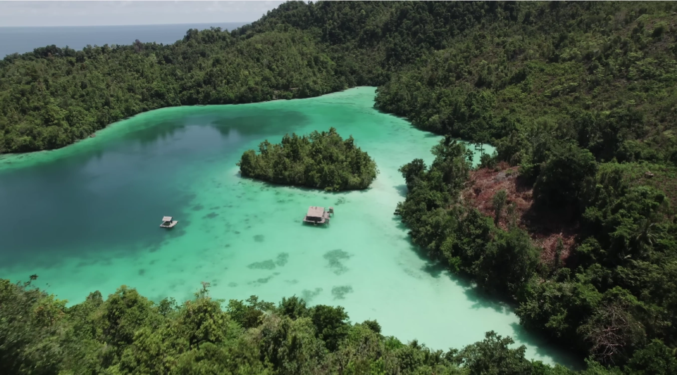 Luwuk & Kepulauan Banggai: Menjelajahi Pulau, Danau Cermin & Laguna Biru