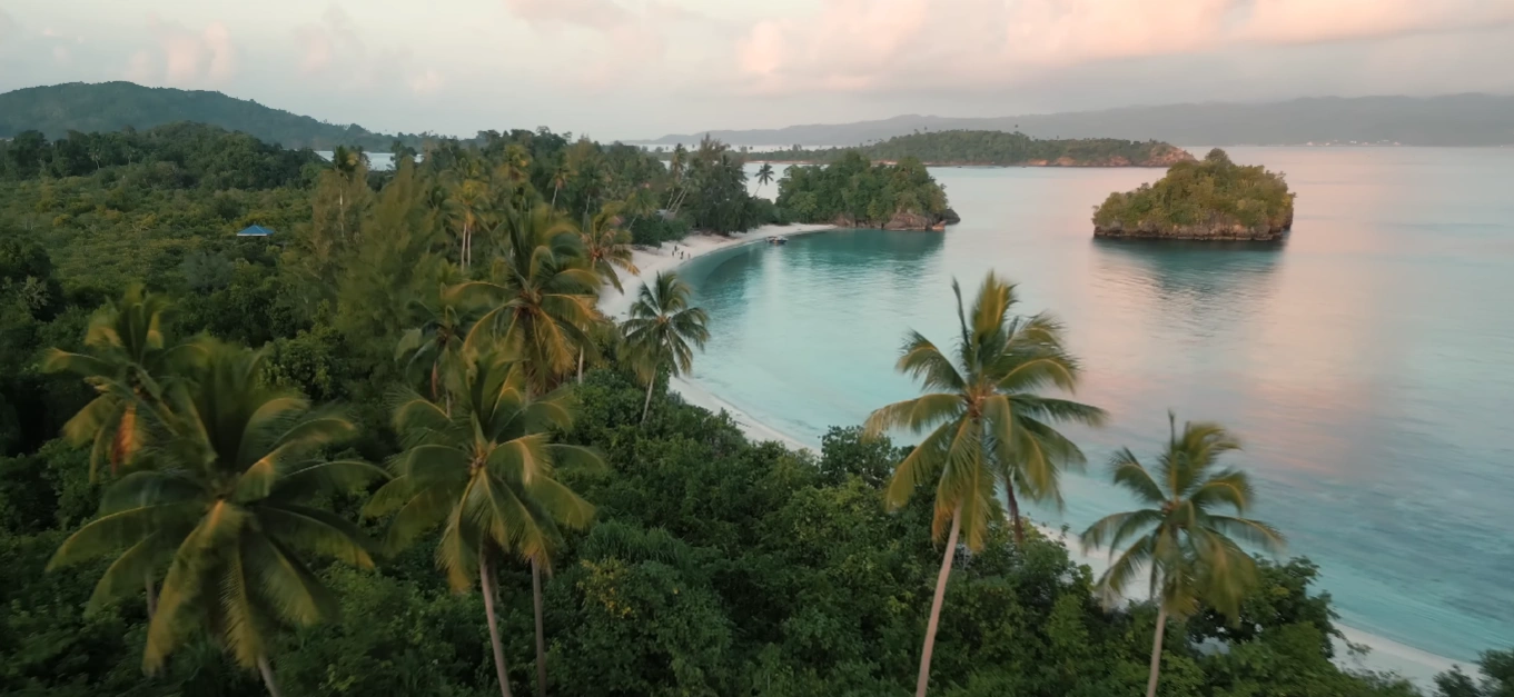 Luwuk & Kepulauan Banggai: Menjelajahi Pulau, Danau Cermin & Laguna Biru