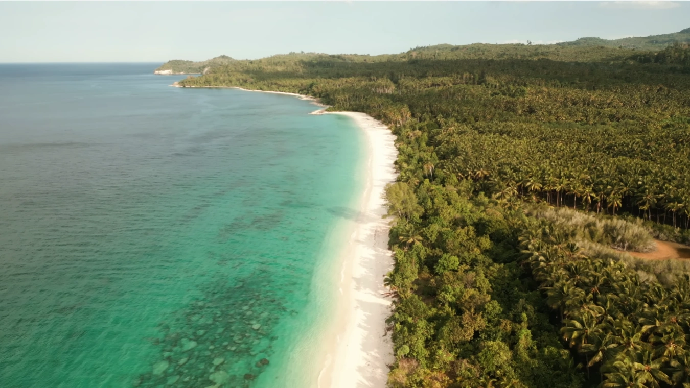 Luwuk & Kepulauan Banggai: Menjelajahi Pulau, Danau Cermin & Laguna Biru