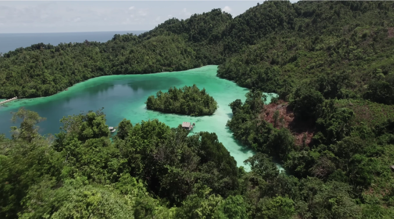 Luwuk & Kepulauan Banggai: Menjelajahi Pulau, Danau Cermin & Laguna Biru