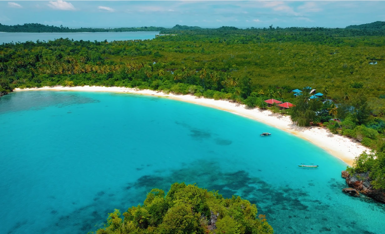 Luwuk & Kepulauan Banggai: Menjelajahi Pulau, Danau Cermin & Laguna Biru