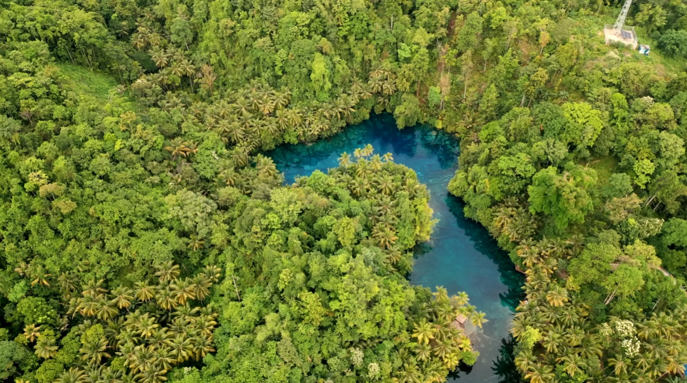 Luwuk & Kepulauan Banggai: Menjelajahi Pulau, Danau Cermin & Laguna Biru