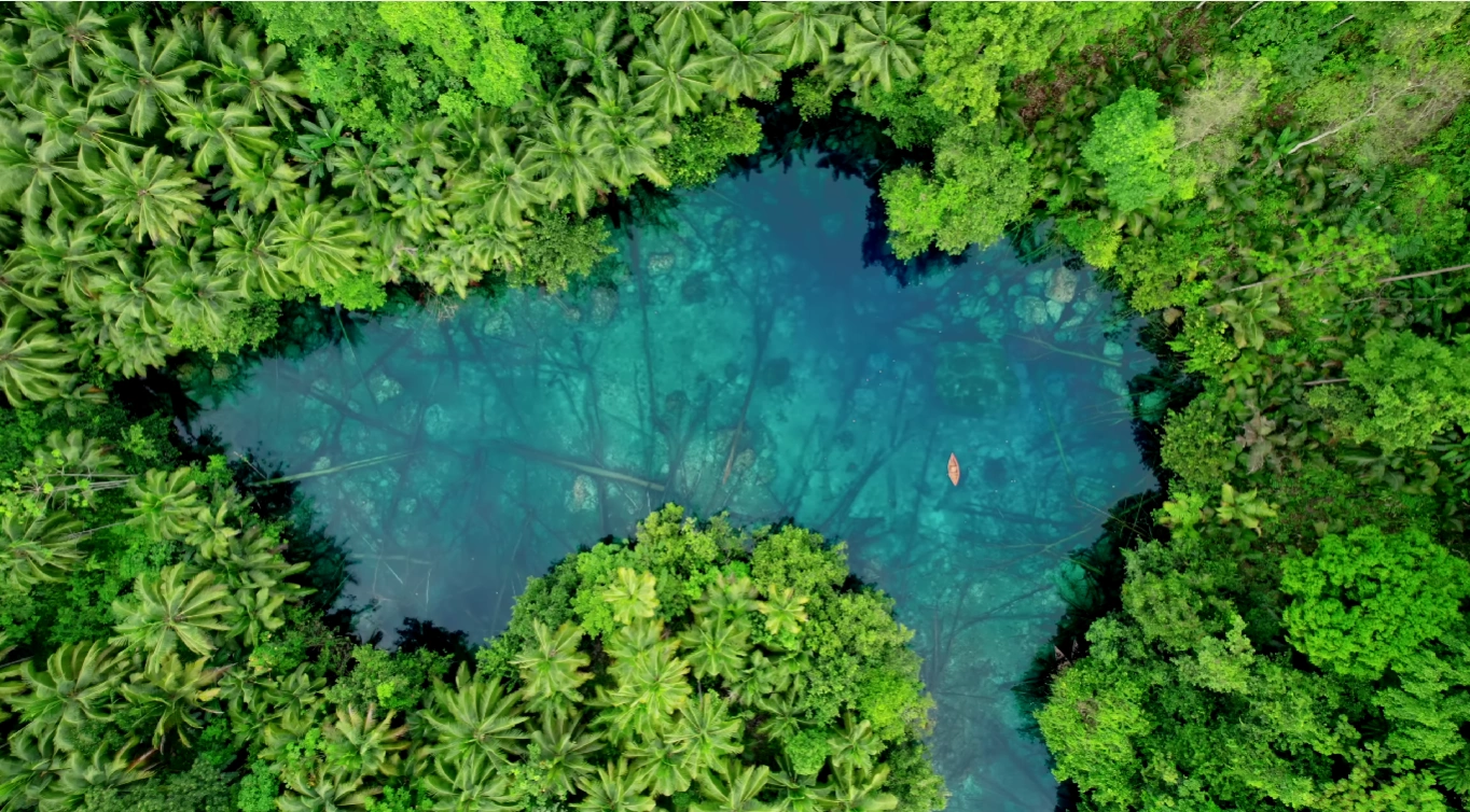 Luwuk & Kepulauan Banggai: Menjelajahi Pulau, Danau Cermin & Laguna Biru
