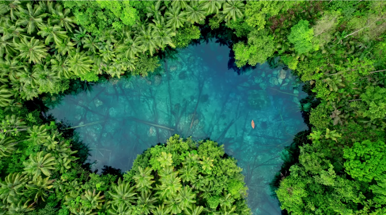 Luwuk & Kepulauan Banggai: Menjelajahi Pulau, Danau Cermin & Laguna Biru